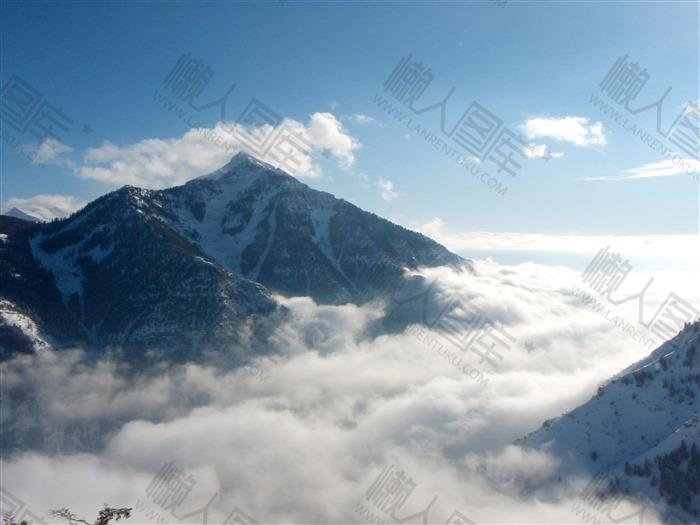 高山云雾背景图