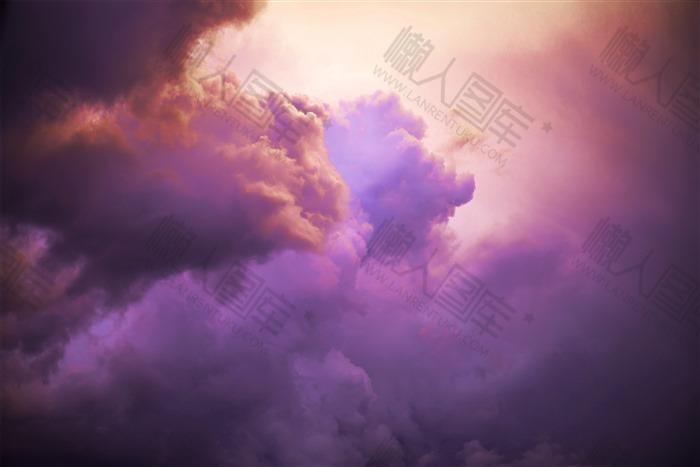 紫色梦幻云朵背景图1