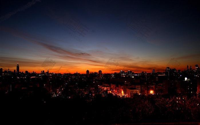 黄昏下城市夜景图片